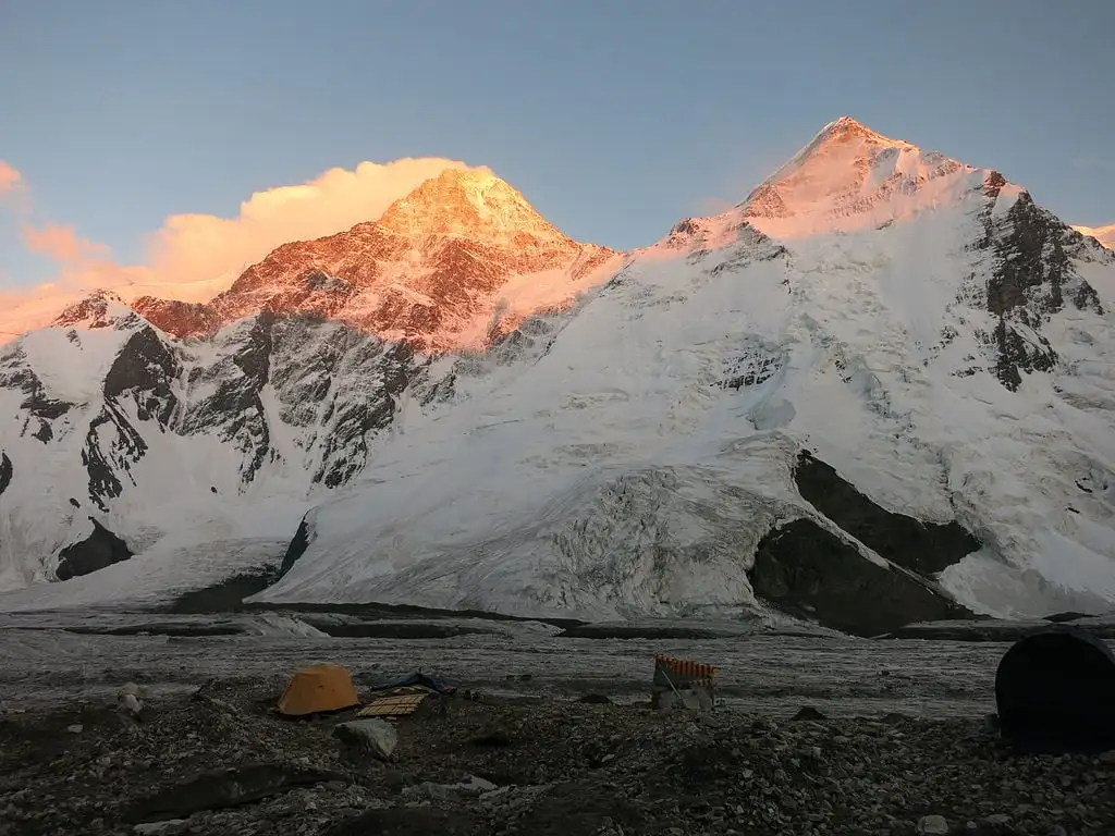 Khan Tengri em expedições ao pôr do sol no Quirguistão