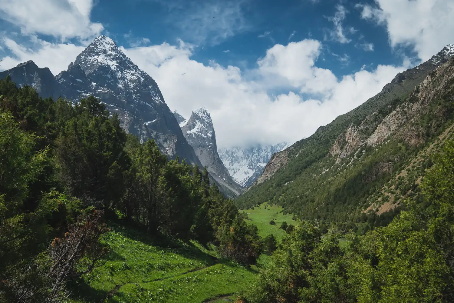Trekking no desfiladeiro Karavshin no Quirguistão