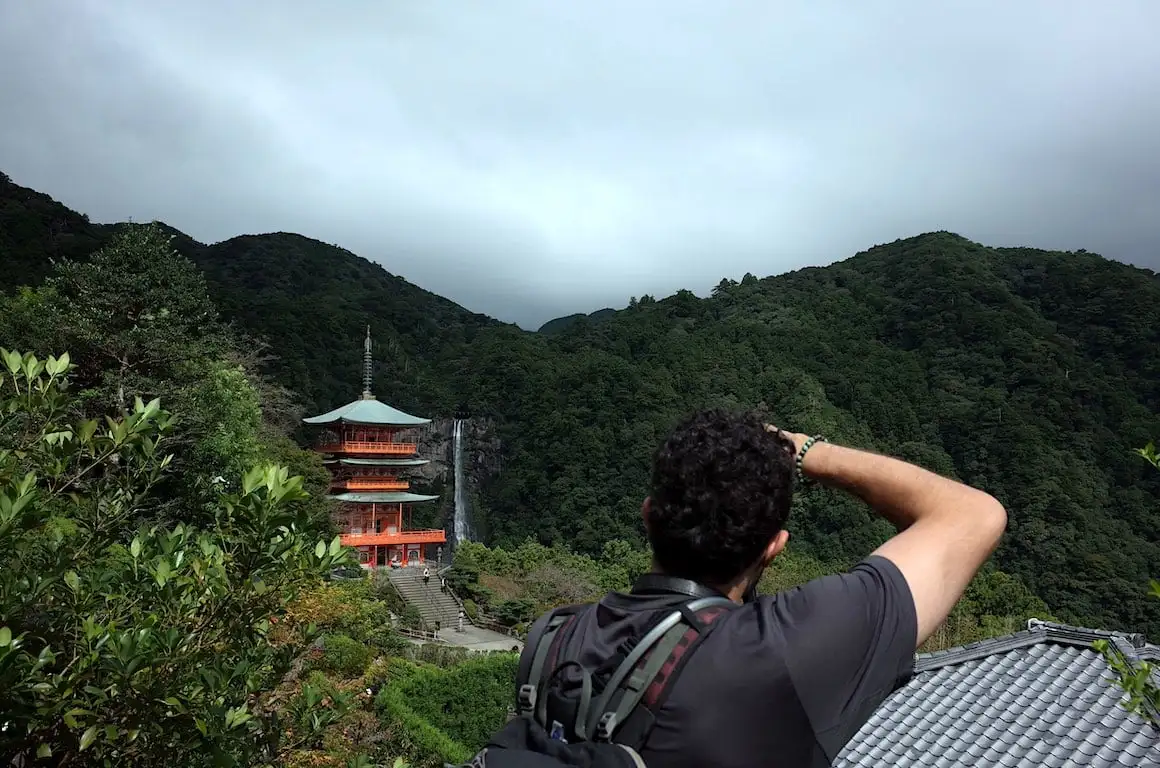Guy prend une photo de l'un des plus beaux temples du Japon, Kumano Nachi Taisha.