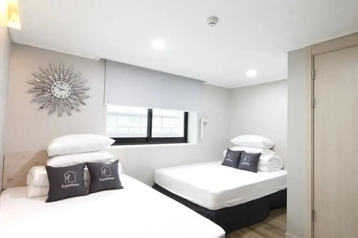 Modernissa Hongdae Guesthousessa on keltaiset portaat, puulattiat ja musta sohva