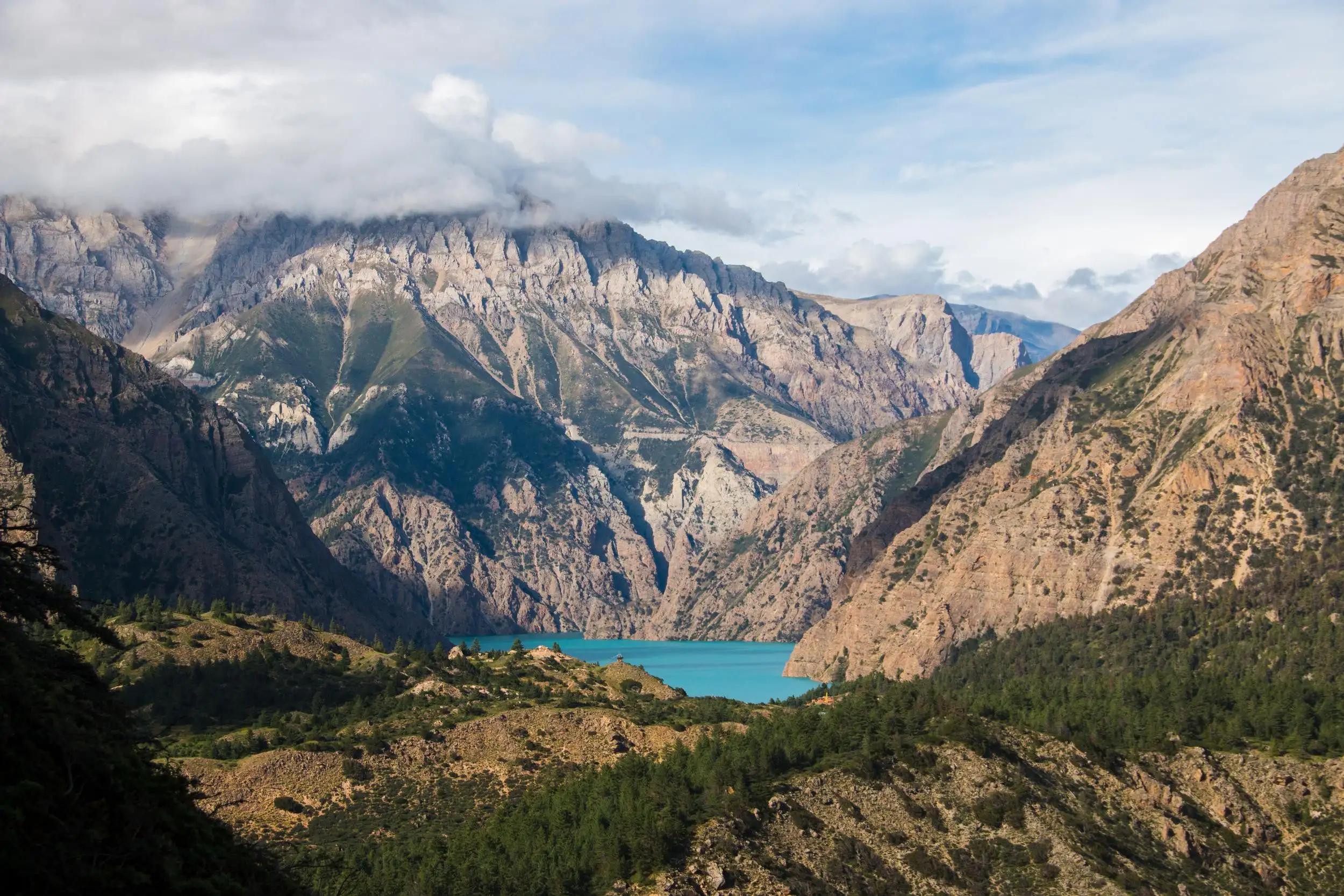 Nepal é seguro viver nas montanhas e no lago