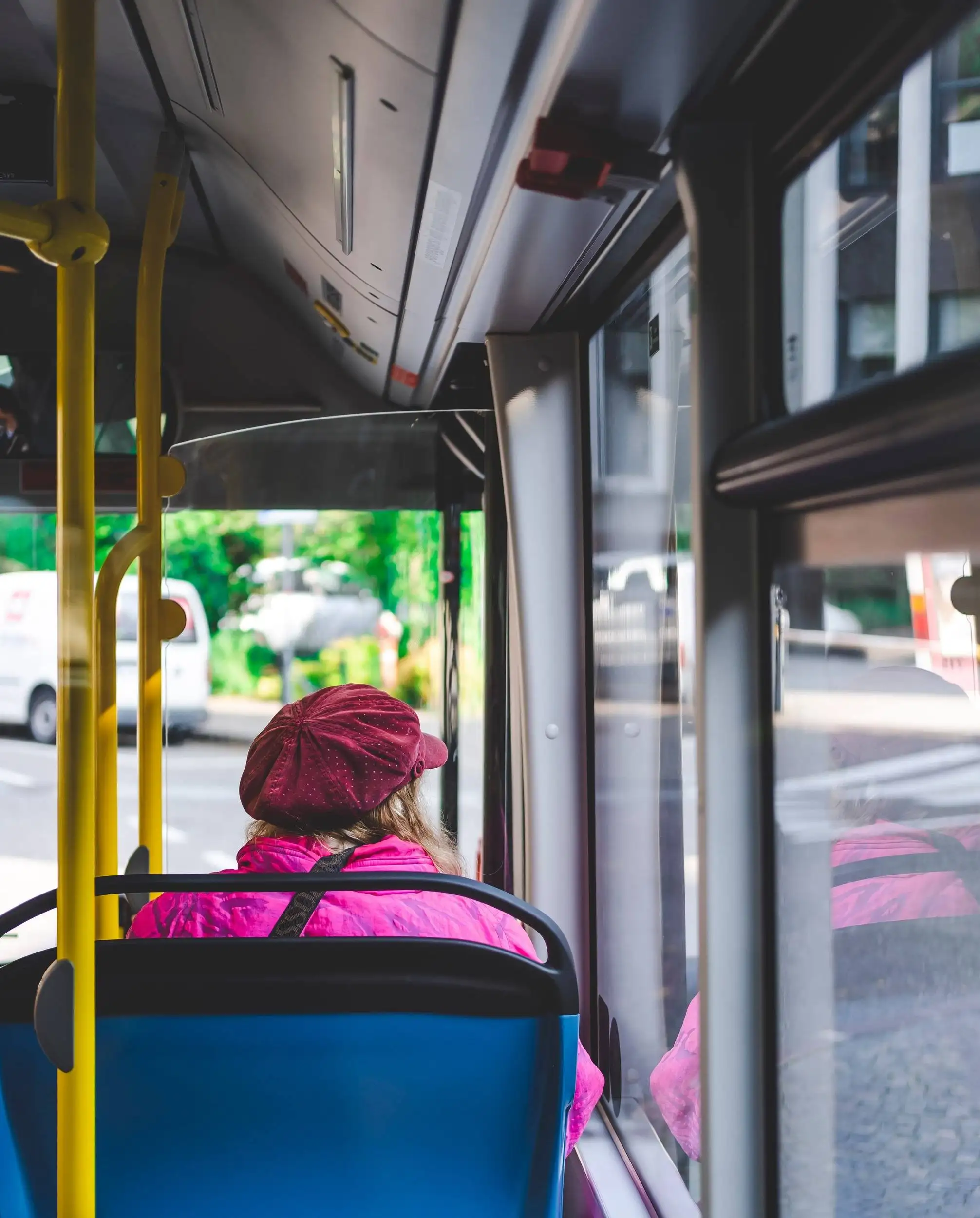 Tyttö Tokion bussissa