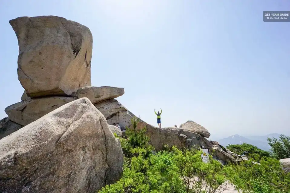 Randonnée au mont Bukhan et spa de style coréen avec soin complet du corps