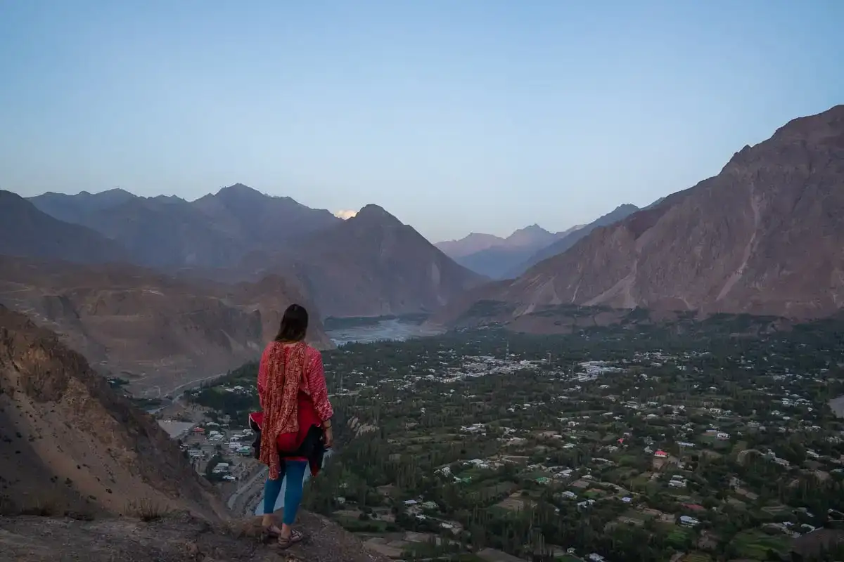 uma garota com vista para booni em chitral enquanto viajava de mochila às costas no Paquistão