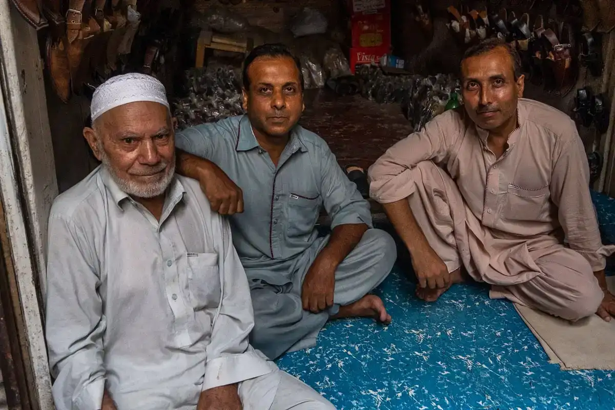 malang fazendo dhamal em um santuário sufi