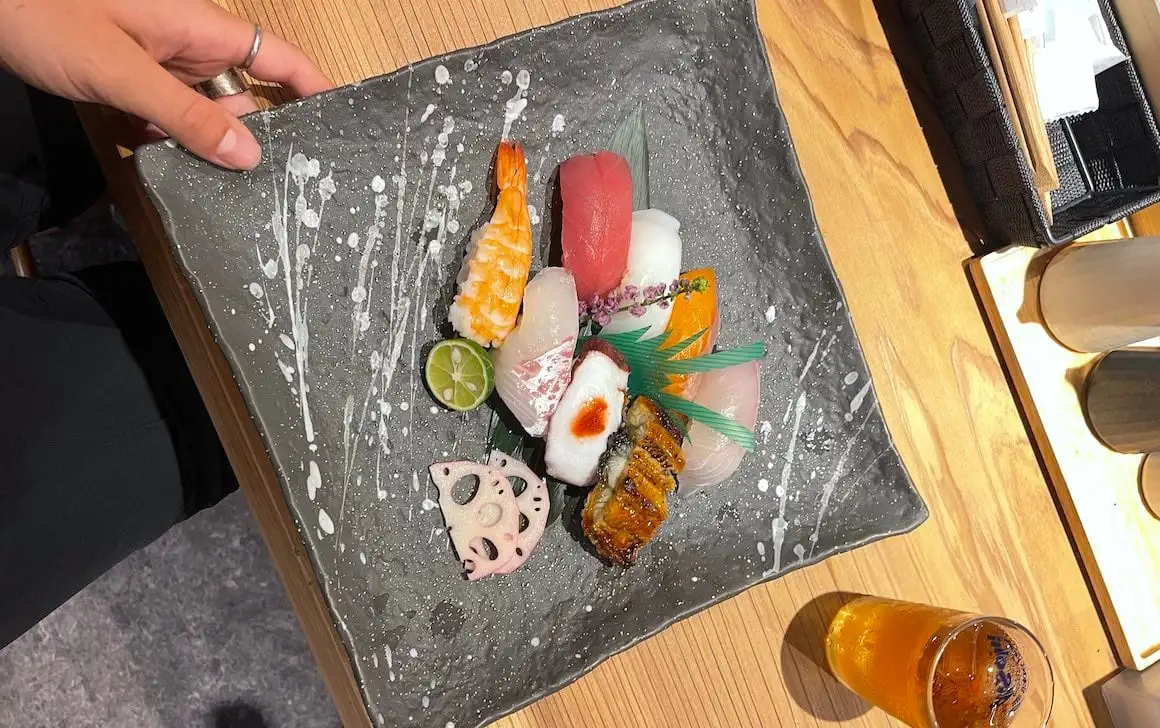 Une photo d'un dîner de sushi élaboré à Tokyo, au Japon.