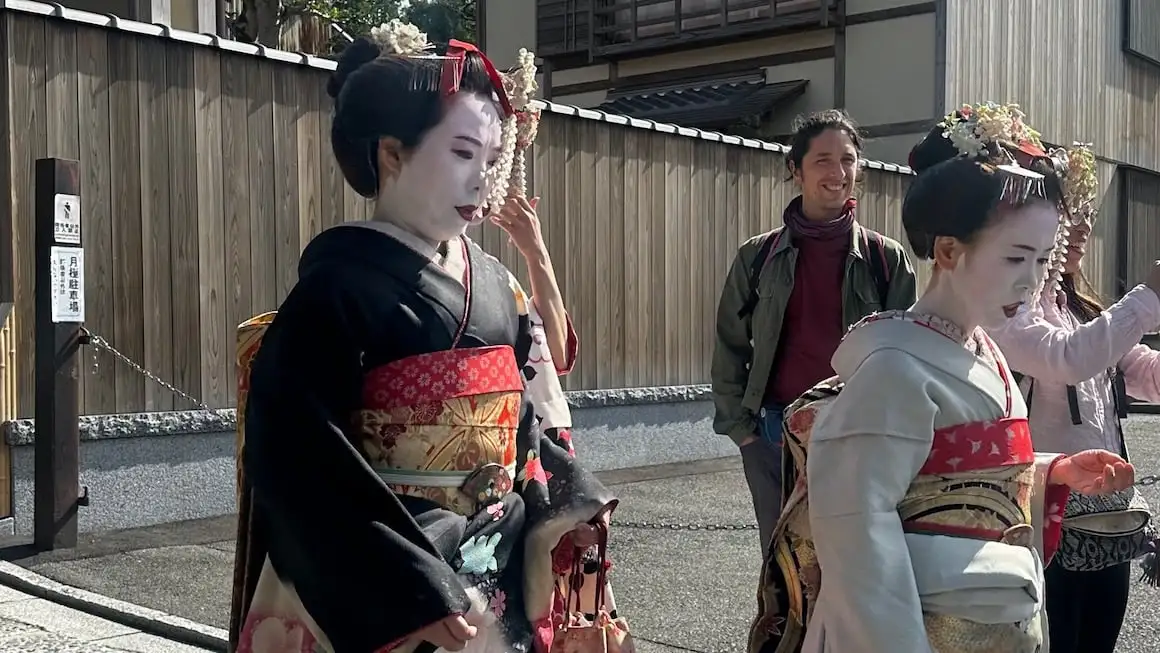 Des geishas habillées de façon traditionnelle se promènent dans les rues de Kyoto.