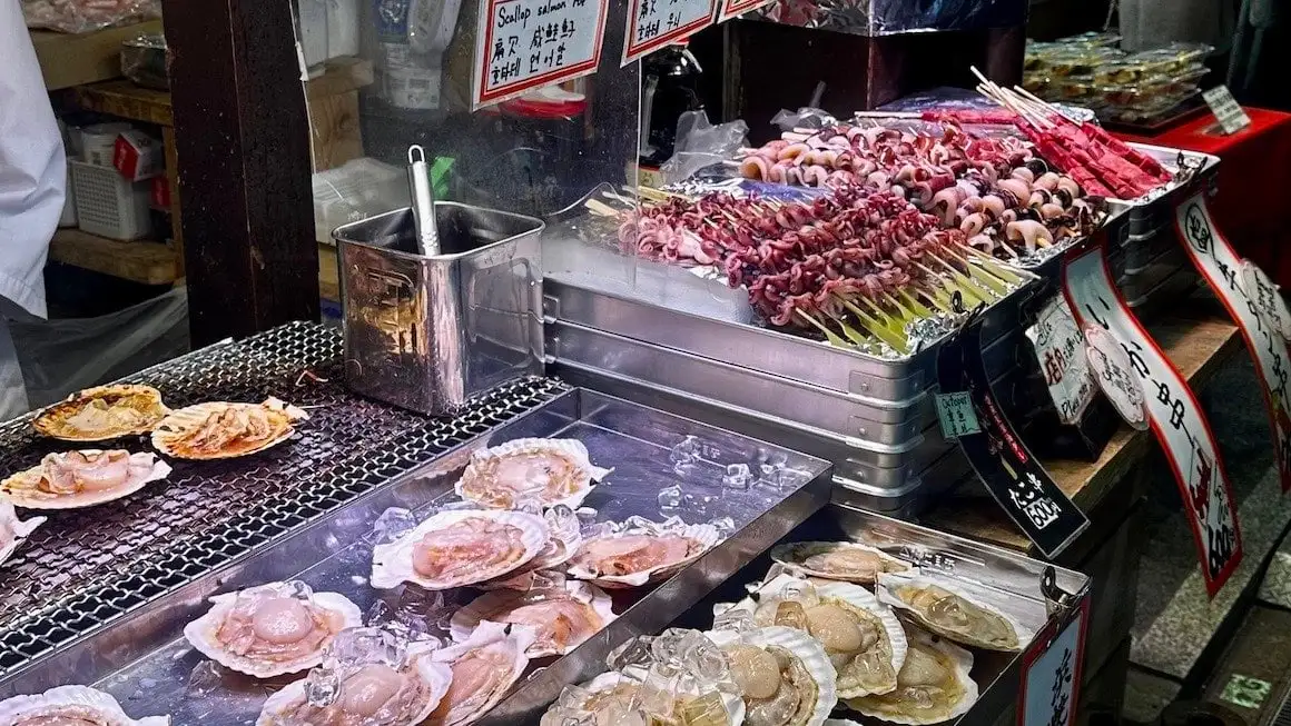 Fruits de mer répartis sur une table de marché à Kyoto au Japon.