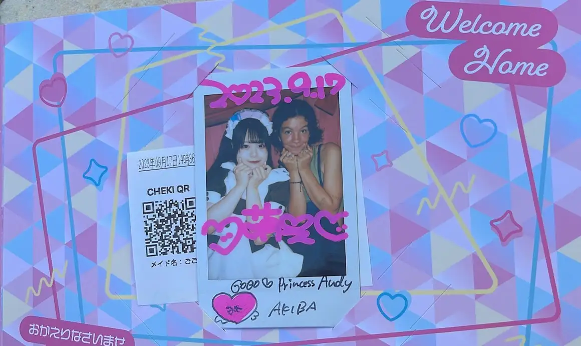 Une japonaise et une américaine sourient pour un joli polaroïd au maid café de Tokyo, au Japon.