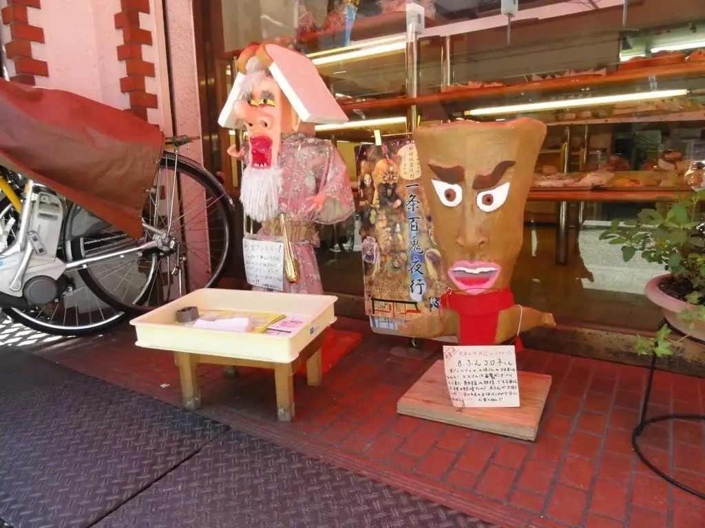 Statue de goule sur la rue Yokai