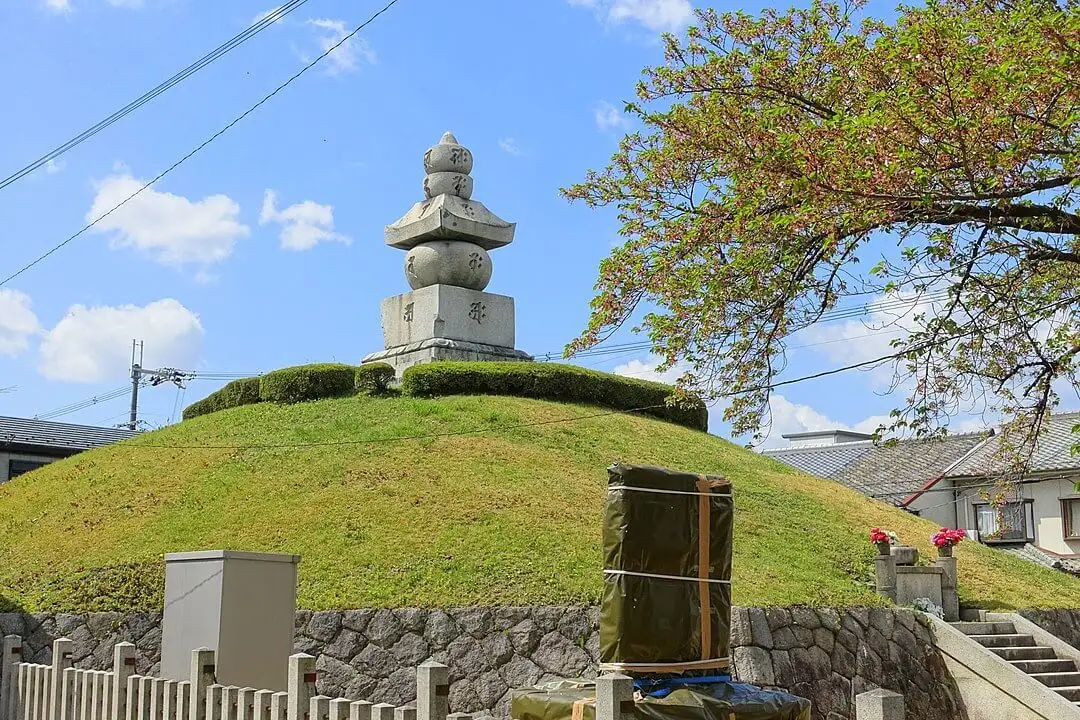 Une rivière traverse les rues de Kyoto au Japon.