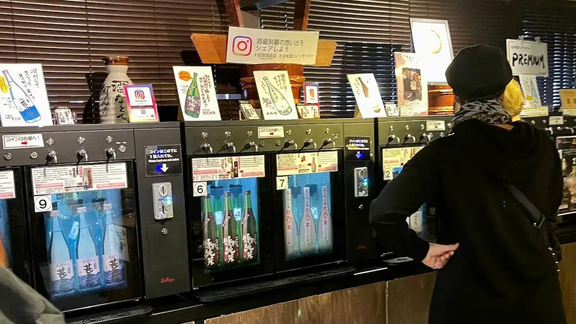 Une tournée de dégustation de saké à Kyoto au Japon.