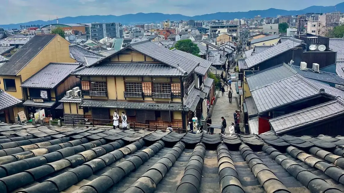 Une belle vue aérienne des rues de Kyoto.