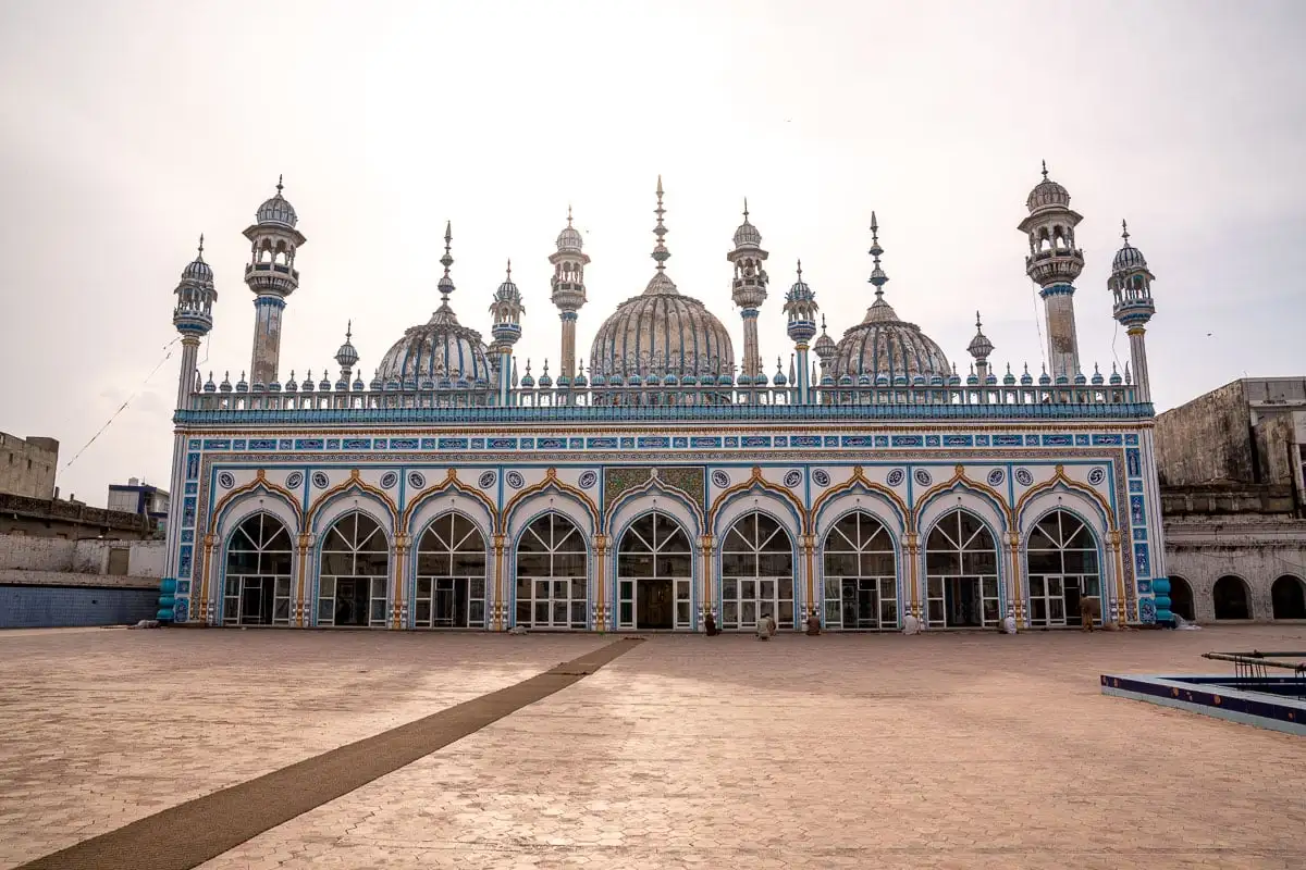 Mesquita històrica de Jamia Masjid blau i blanc al Pakistan