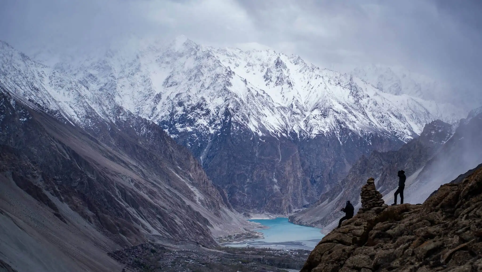 noia caminant pel penya-segat al nord del Pakistan