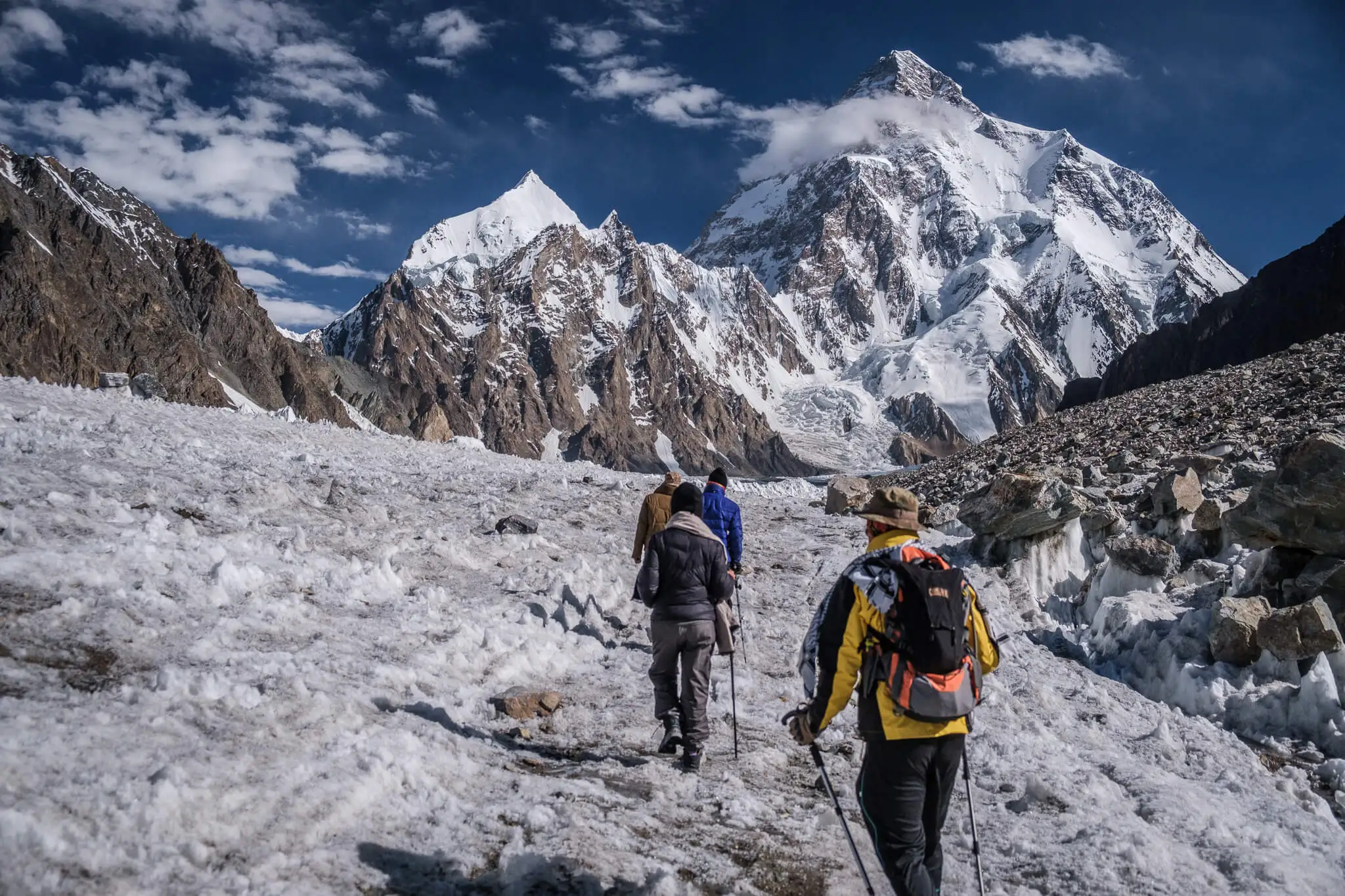 excursionistes fent la ruta k2 entre les muntanyes del nord del Pakistan