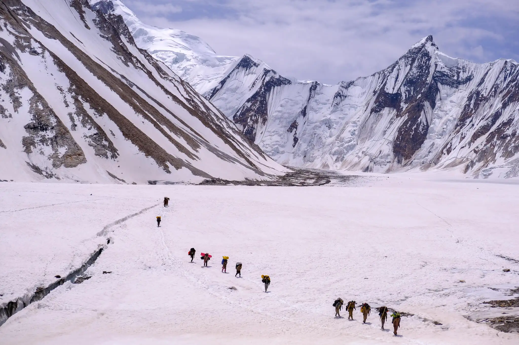 grup davant d'una muntanya al Pakistan