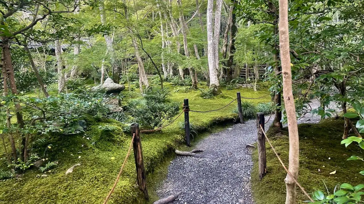 Fille embrassant le géant Totoro au Musée Studio Ghibli au Japon.