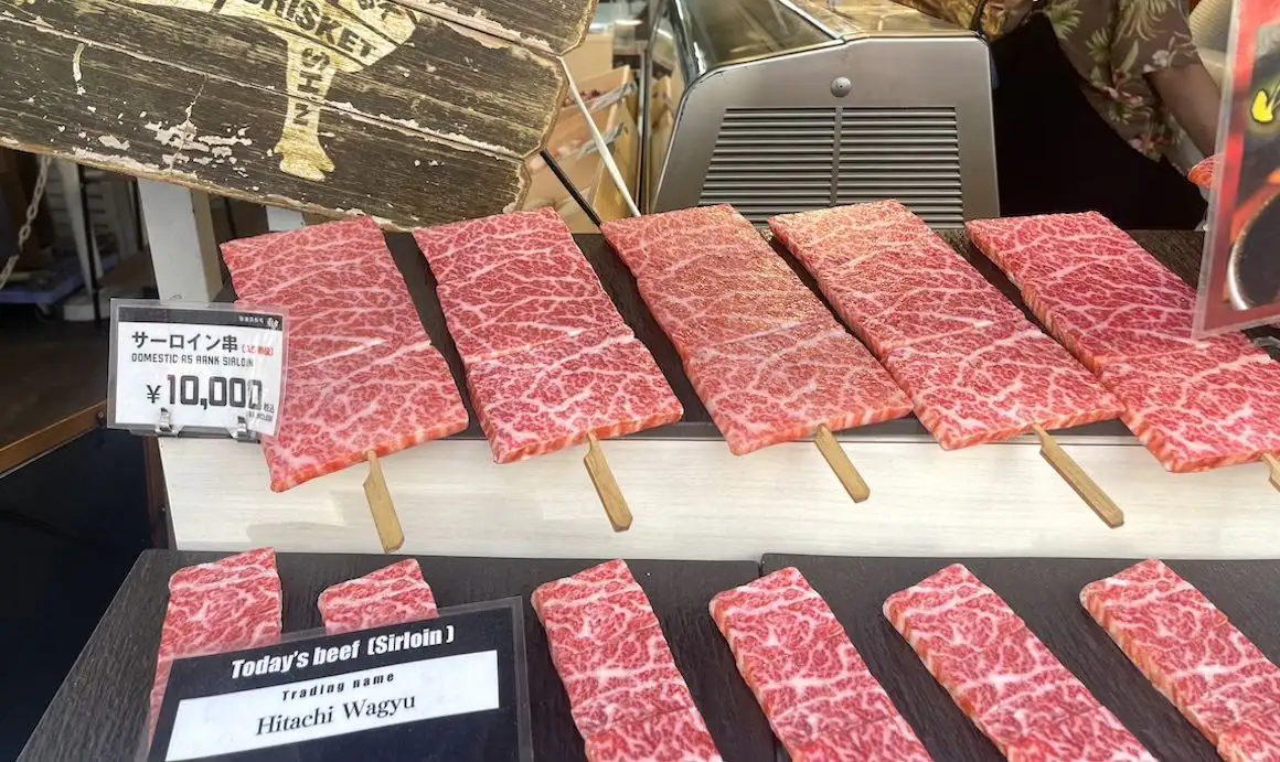 Lækkert Waygu oksekød på gaderne i Osaka, Japan.