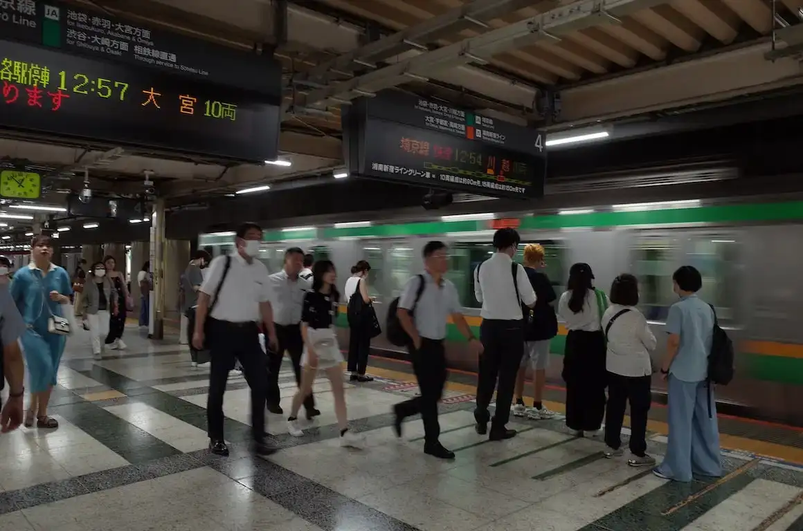 Stasiun kereta bawah tanah Jepang ramai saat kereta lewat.