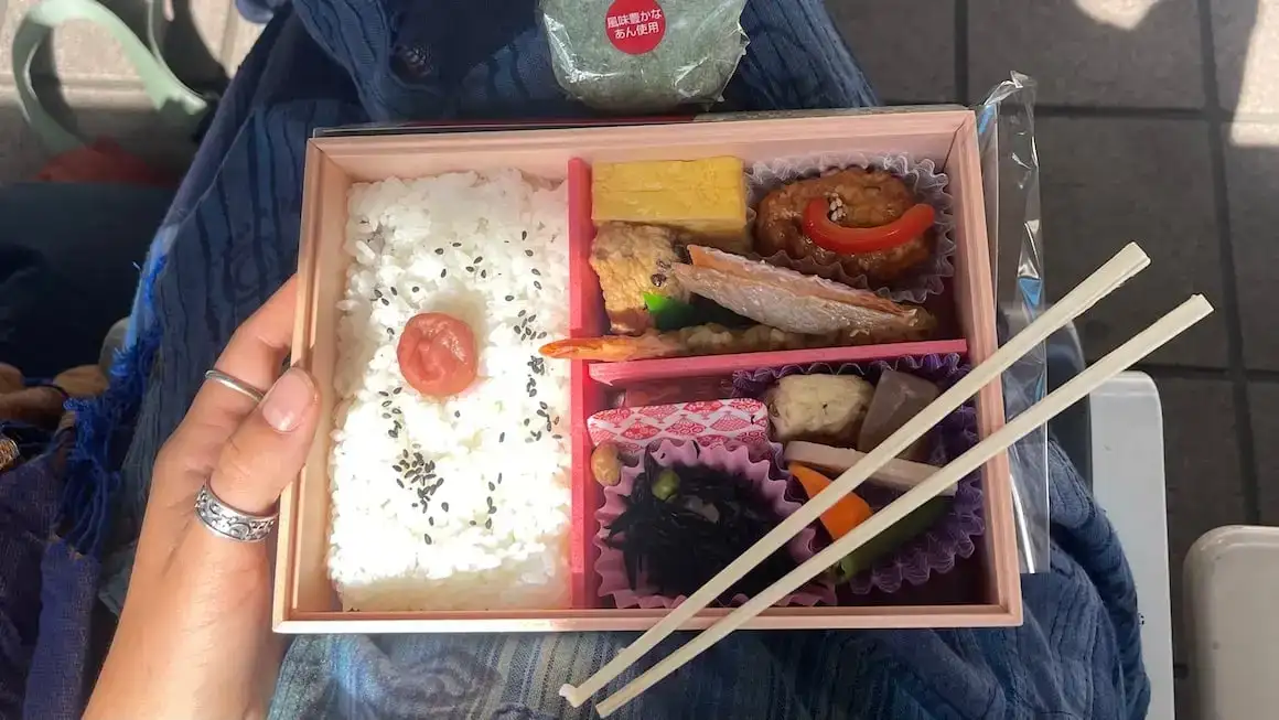 Kotak bento tradisional Jepang.