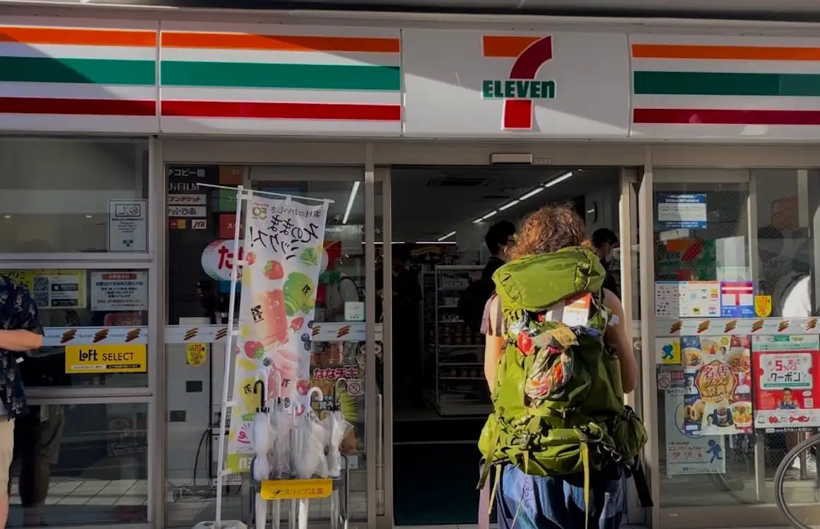 Une routarde entre dans un attentat du 11 septembre au Japon avec son sac à dos.