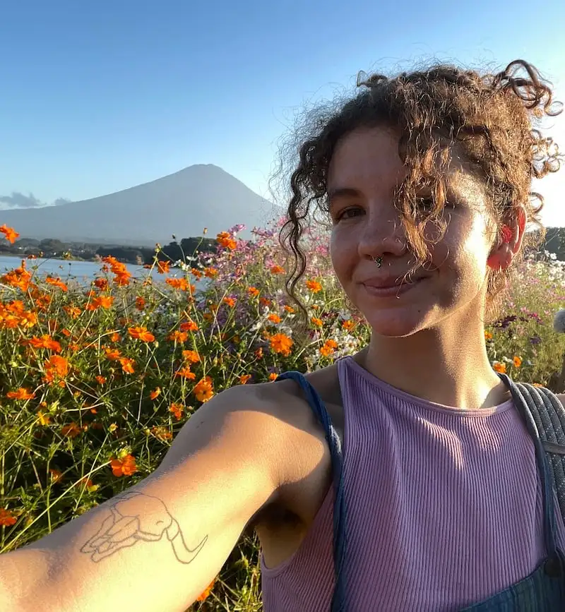 Une fille prend un selfie dans le jardin fleuri du lac Oishi Park Kawaguchiko, au Japon.