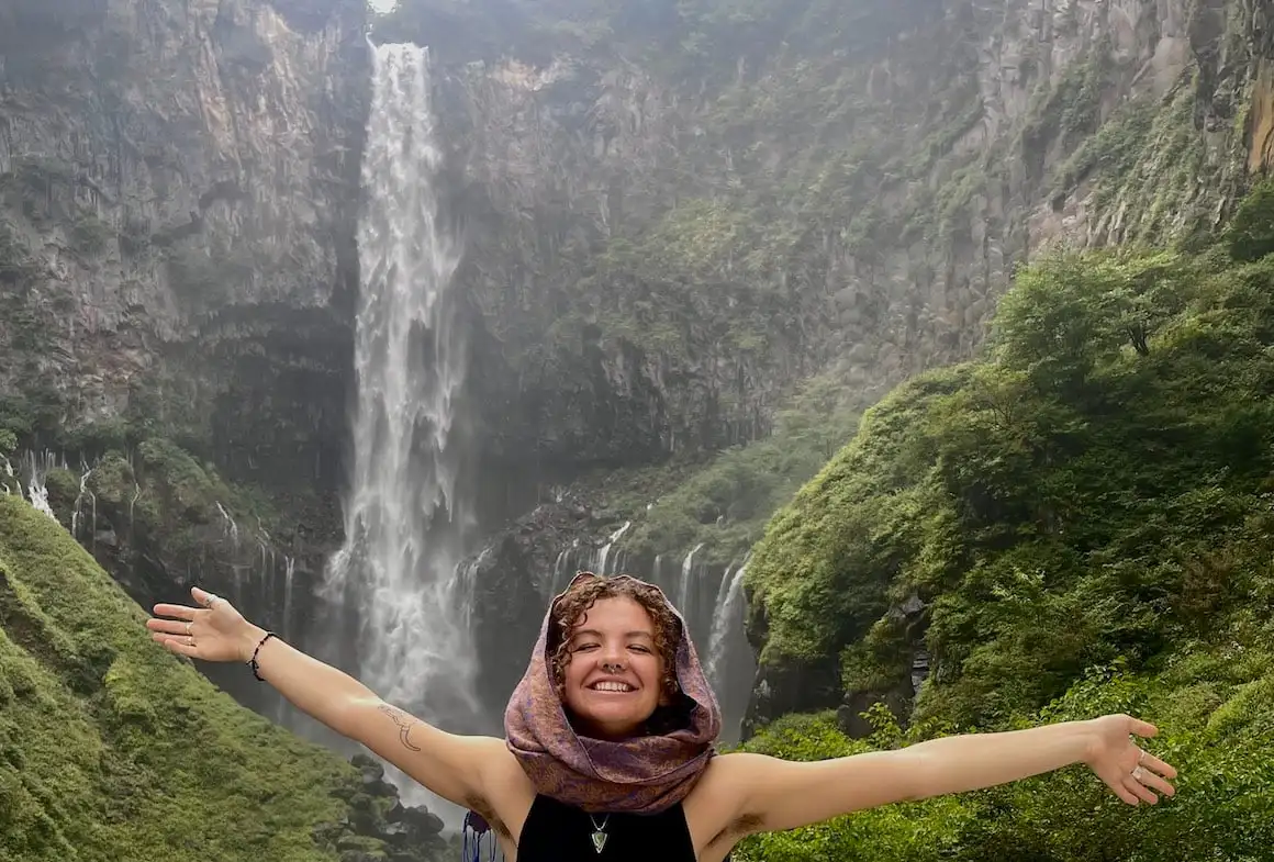 Fille posant pour une photo devant le Japon