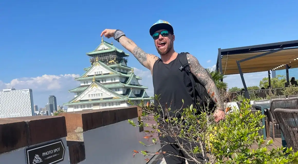 Will se tiendra fièrement à côté du château d’Osaka au Japon.