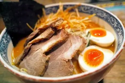 Herkullinen ramen tofulla Tokiossa, Japanissa.