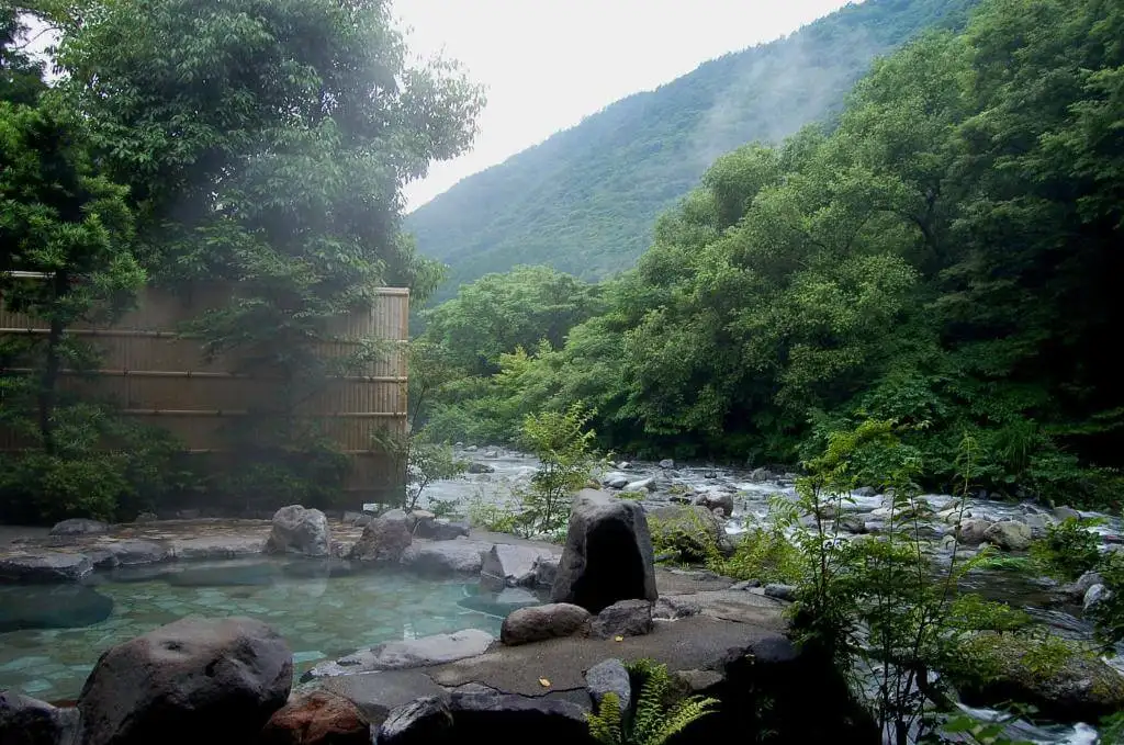 二段ベッドとテーブルを備えたシンプルな旅館のドミトリー