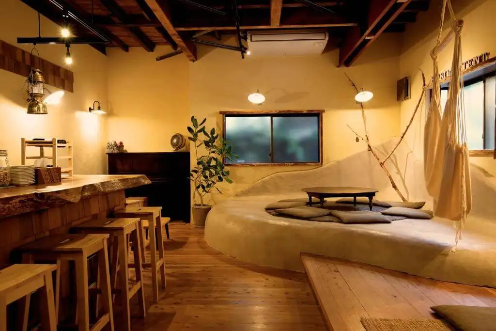 箱根の自然を望む畳敷きのシンプルなお部屋
