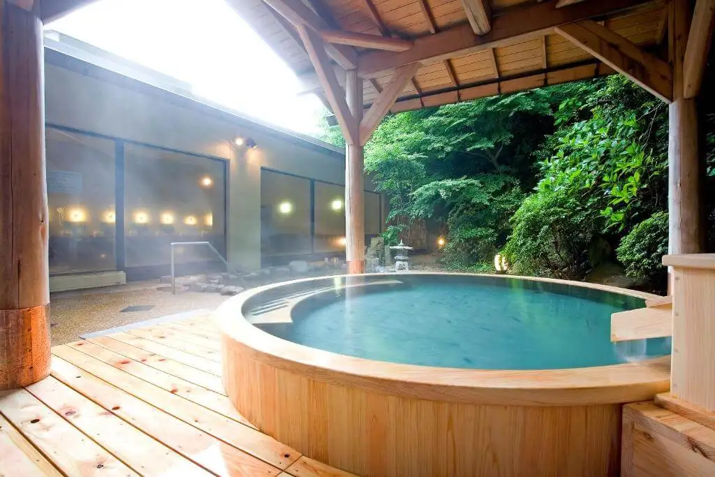 レンガの道を進むと大きな建物が見えてきます。