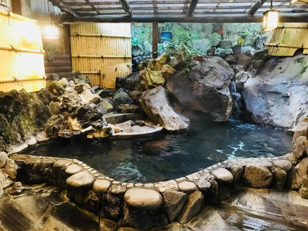 御岳の湯張りの大きな浴槽のある浴室