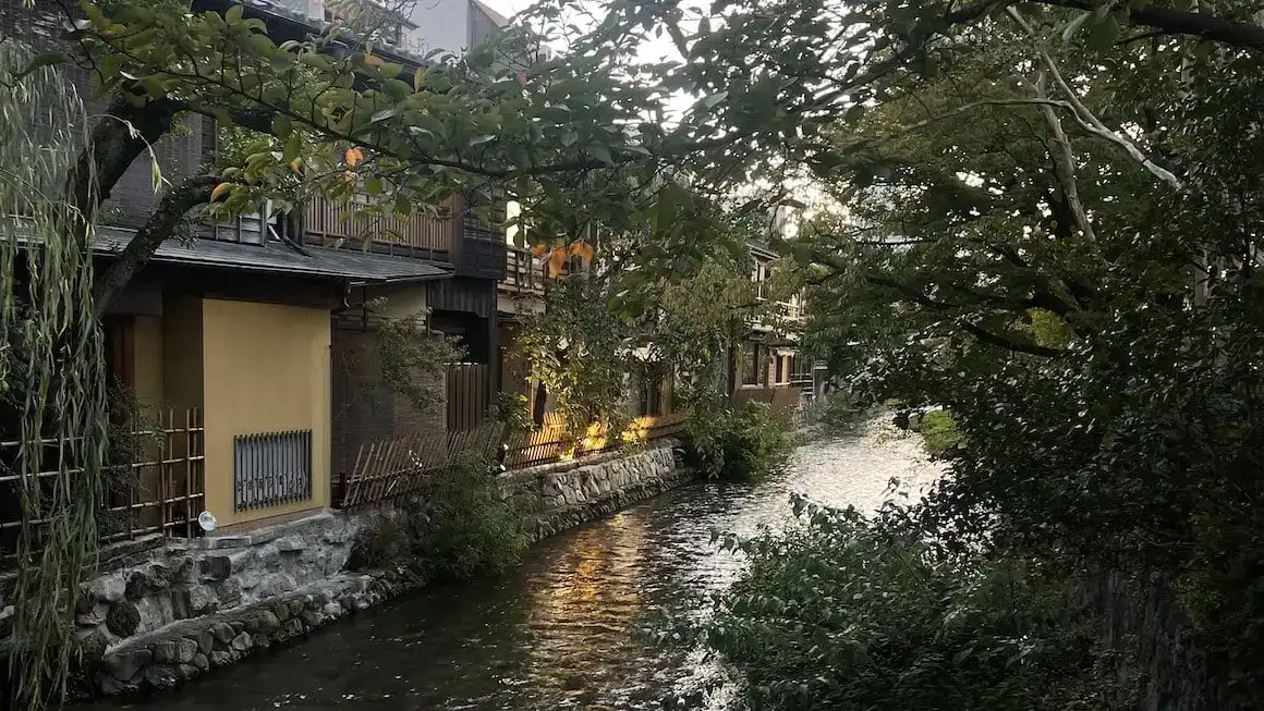 Ein Fluss fließt durch die Straßen von Kyoto, Japan.