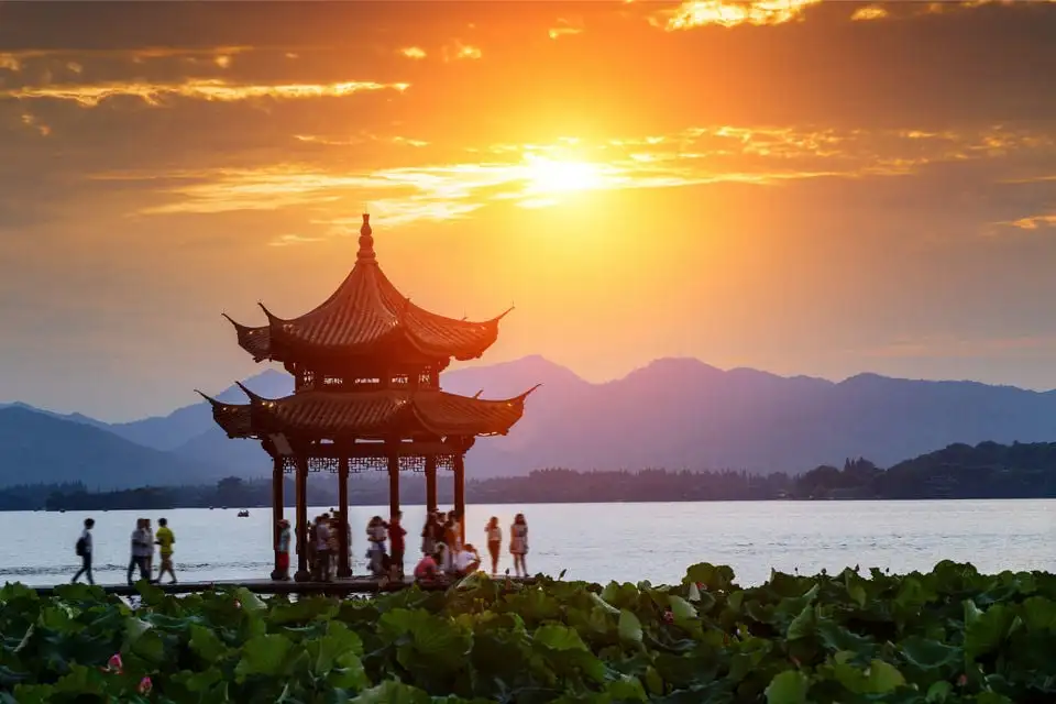 Lac de l'Ouest de Hangzhou, village de thé Dragon Well et temple de Linyin