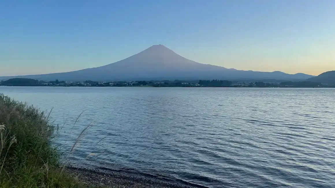 Le Mont Fuji se dresse fièrement au-dessus du lac Kawaguchiko, au Japon.