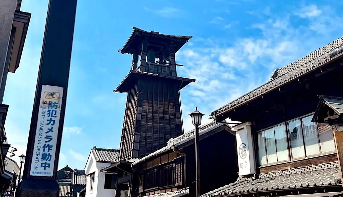 Varpinė, iškilusi virš Edo laikotarpio miesto Kawagoe, Japonijoje.