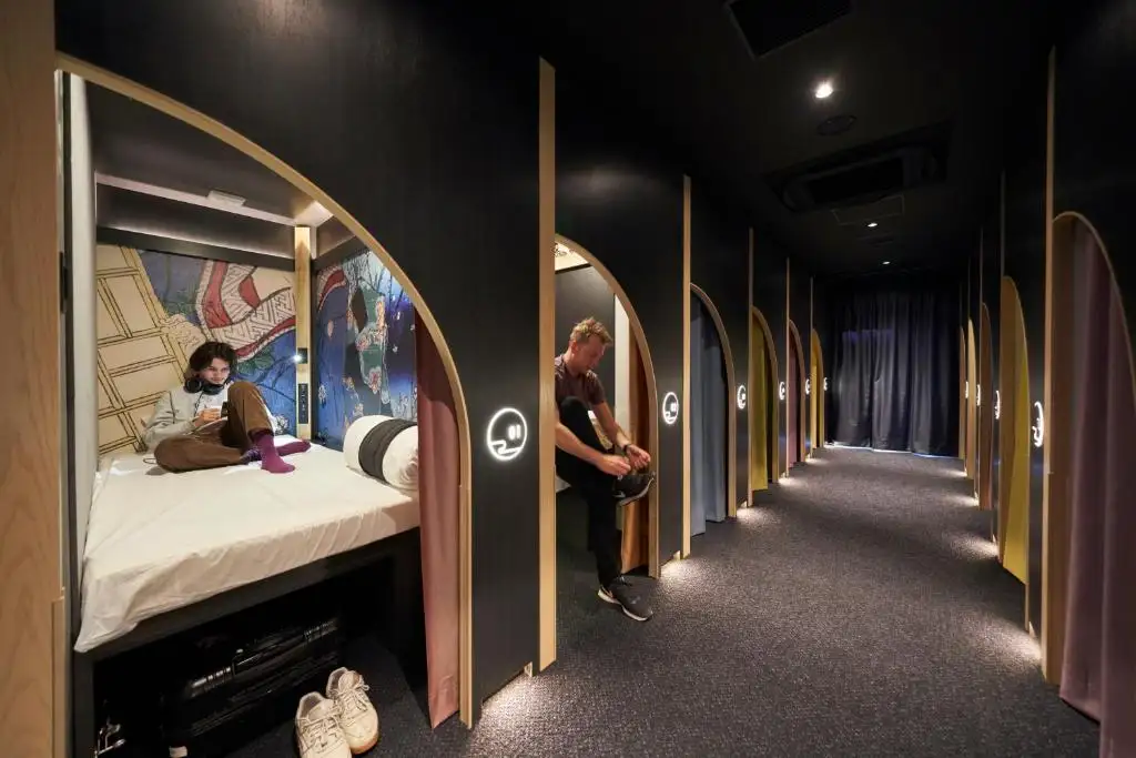 Dideli kambariai su užuolaidomis koridoriuje Resol Postel Asakusa Tokijuje