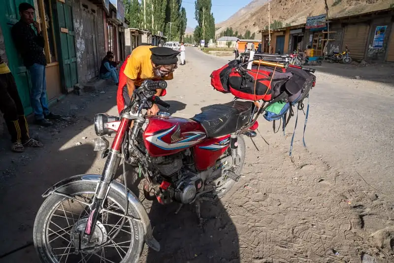 noi inspeccionant una moto al Pakistan