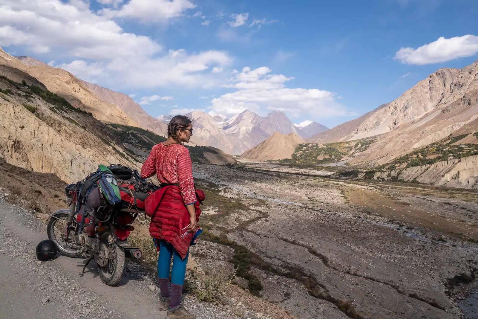 noia amb moto al Pakistan