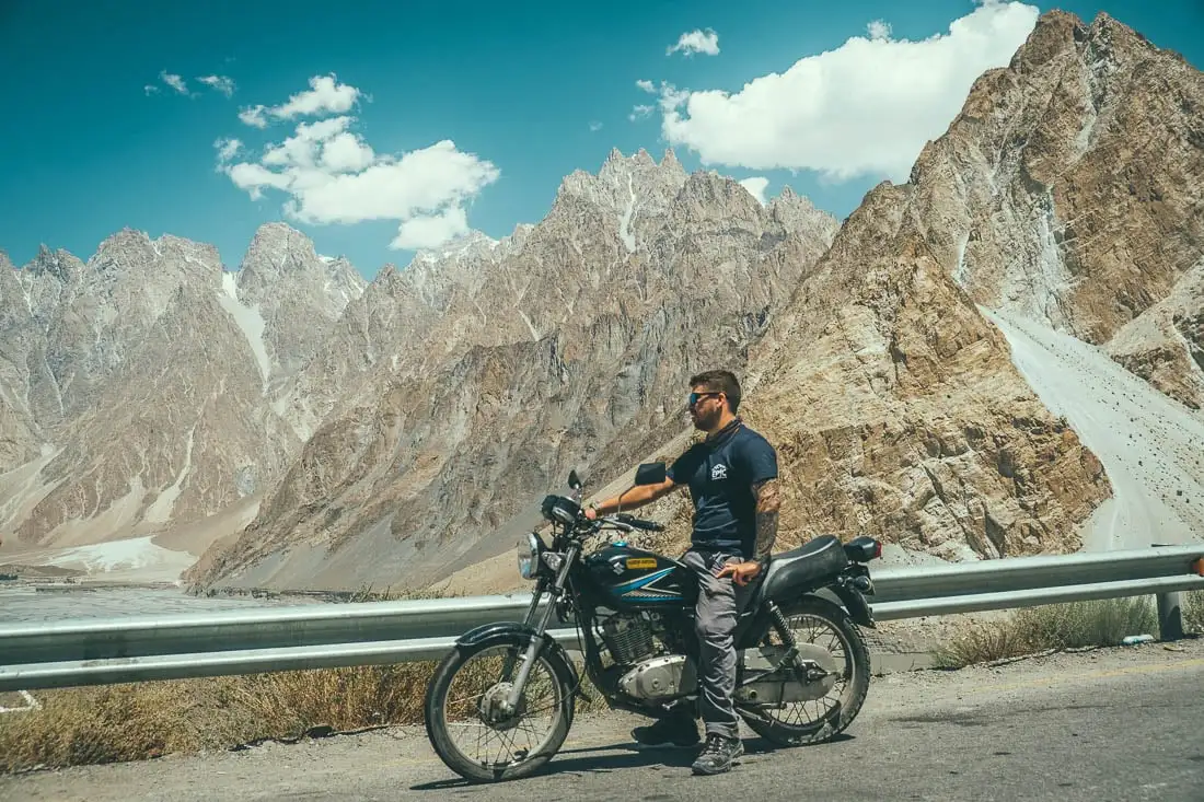 serà en una moto a prop del Pakistan