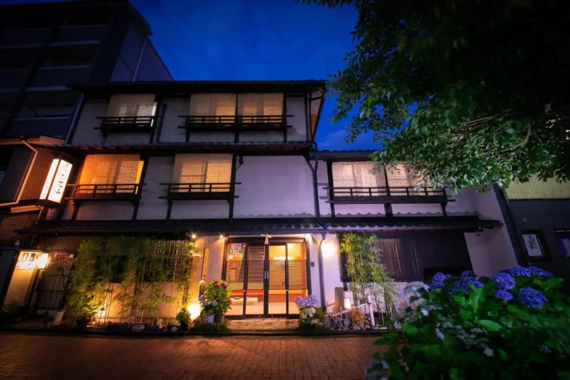 本格的に復元された京町家にお茶席が置かれた部屋。背景の引き戸が寝室につながっている。