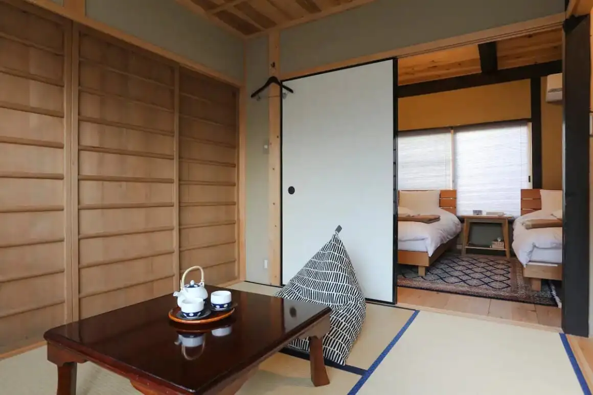 森の大木の枝に囲まれた平八茶屋旅館。