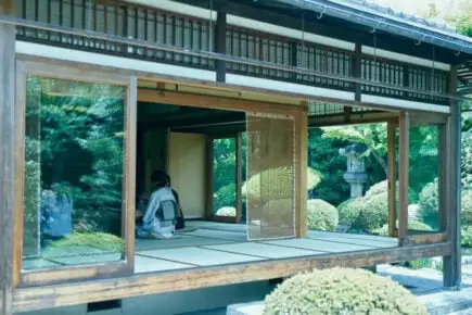 伝統的な旅館 (滝川旅館) の客室で、布団 2 台と小さなテーブルが備わっています。