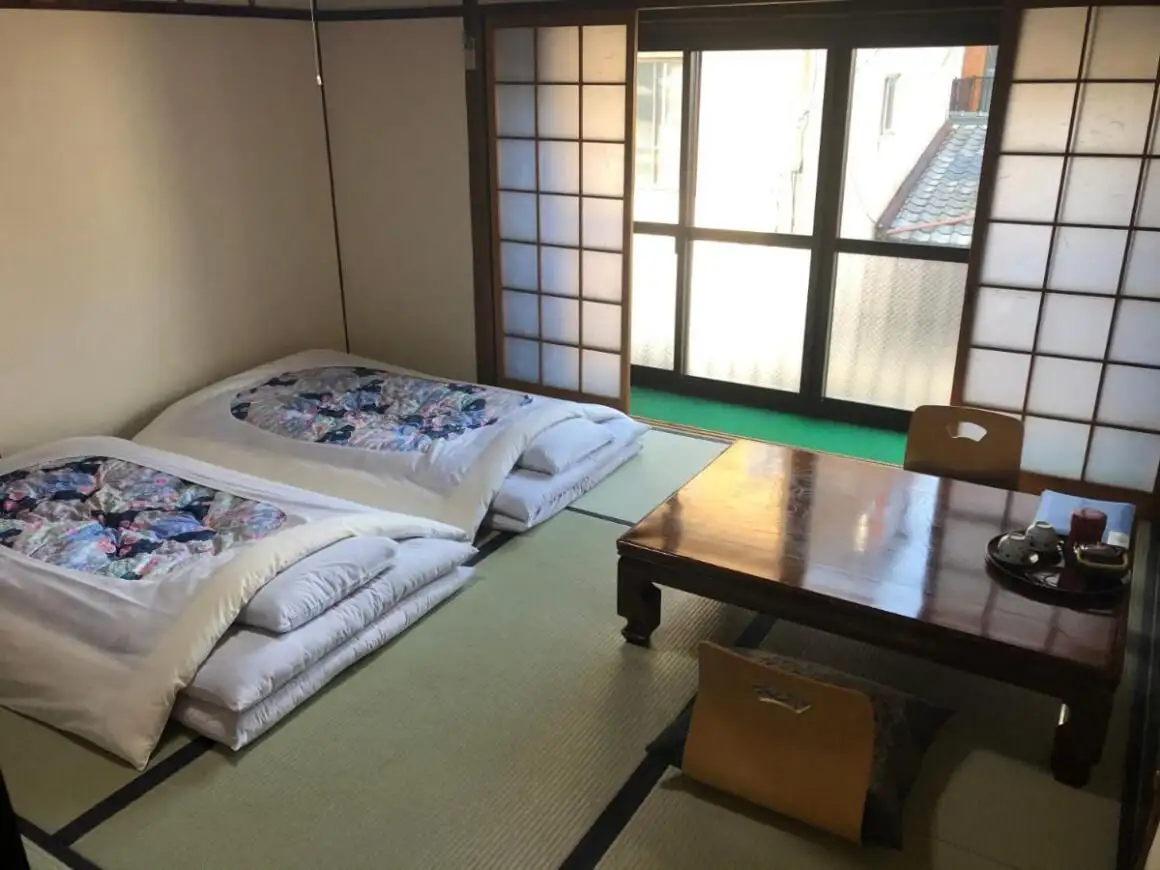 柔らかな灯りに照らされる夜のお花坊の正面