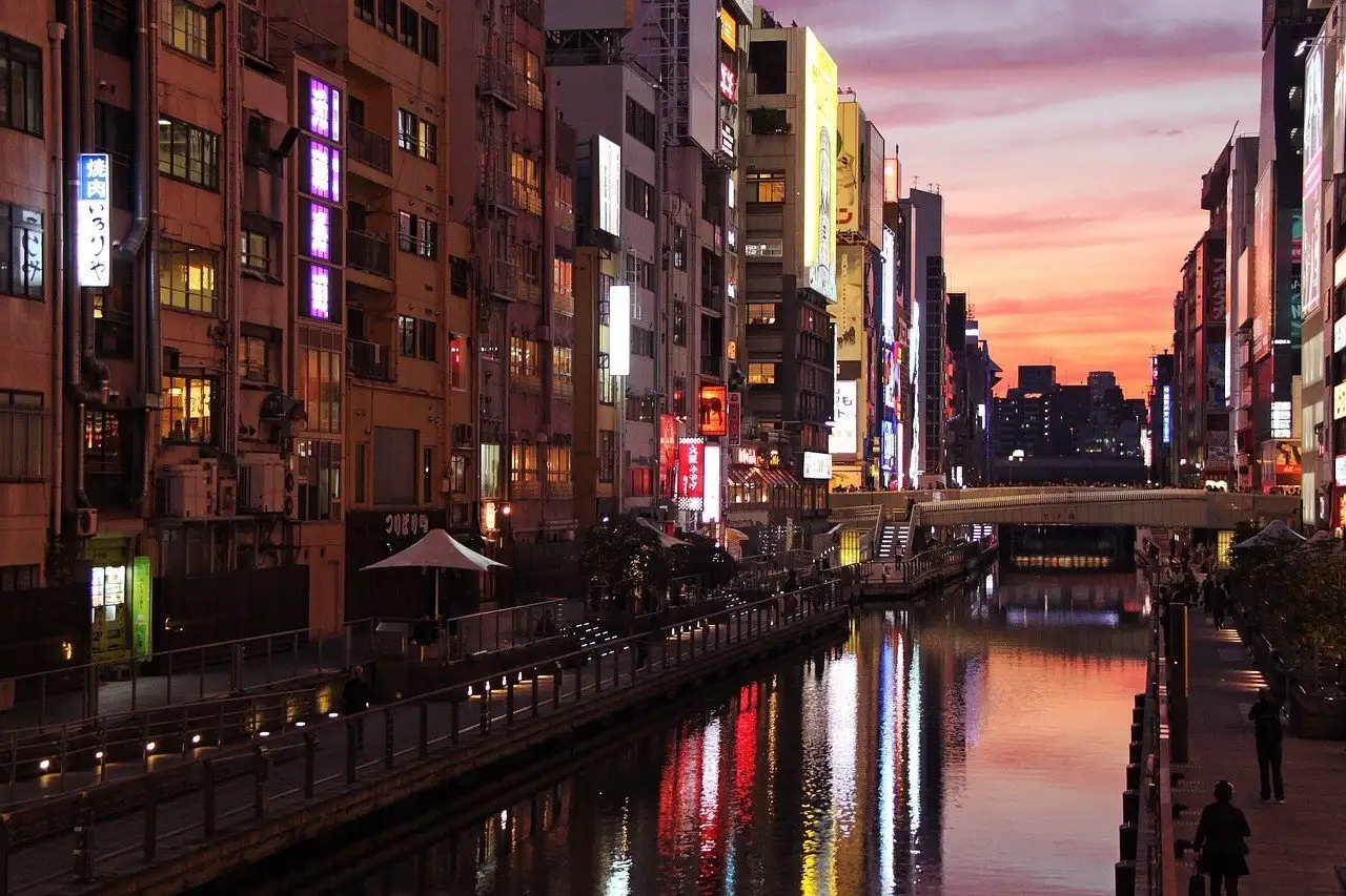 Les canaux d'Osaka sont jolis la nuit
