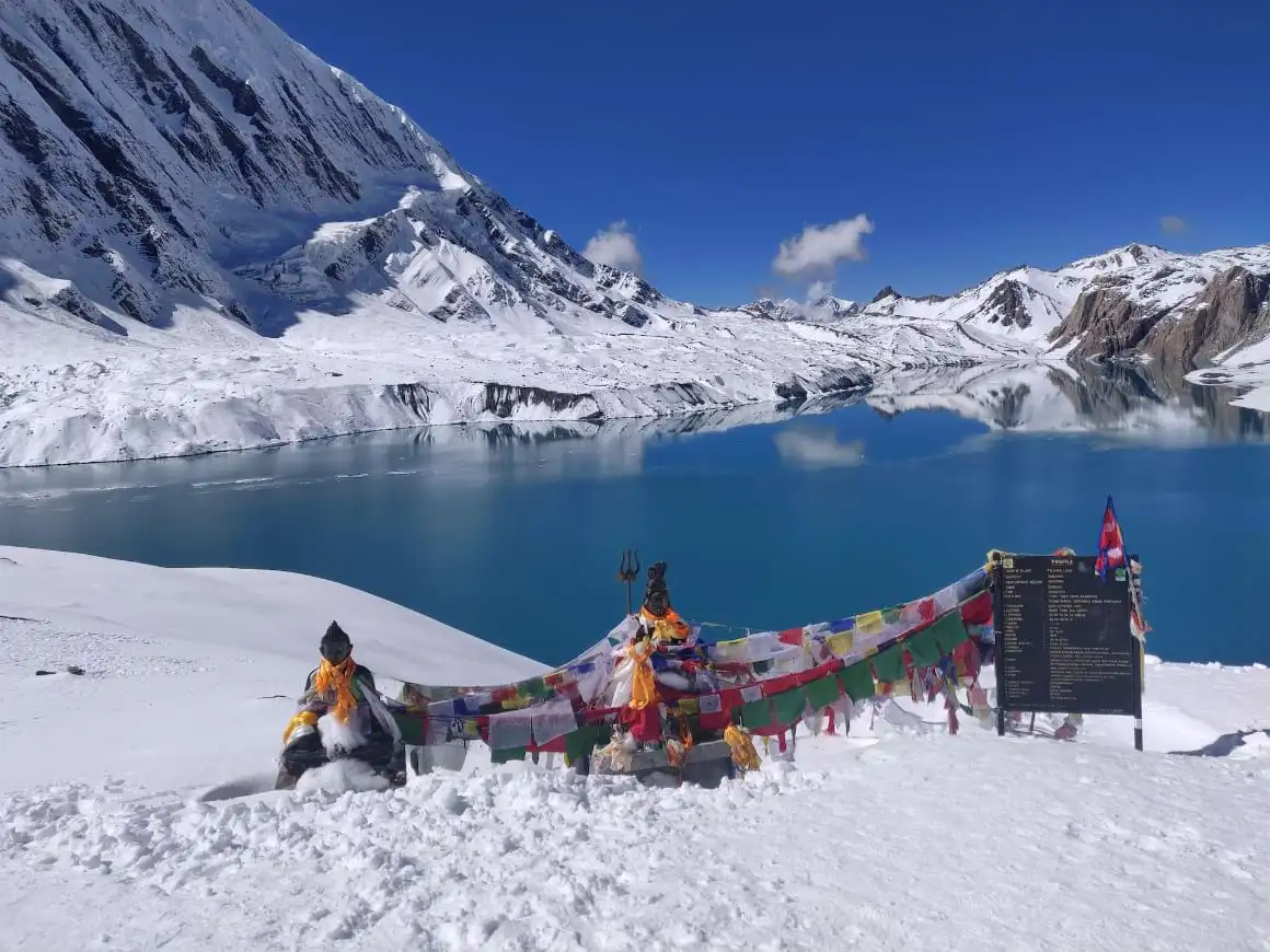 Llac Gosaikunda envoltat de muntanyes al Nepal