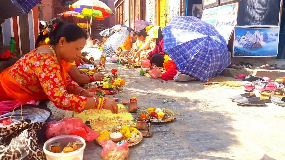 Janaki Mandir Palau de Janakpur amb una façana blanca i finestres blaves i gent que hi passeja.