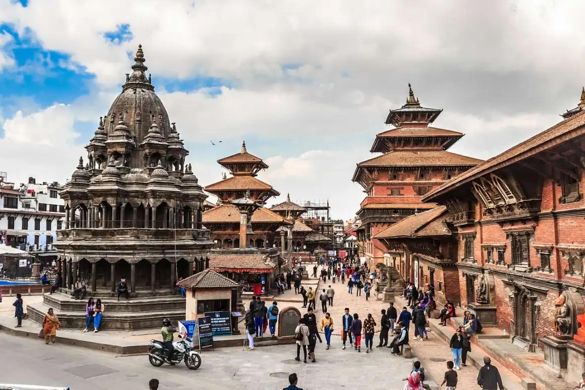 Carrers animats a les places Durbar de Katmandú amb els seus temples i palaus únics
